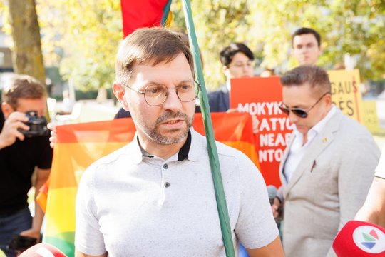 LGBT mitinge netrūko A. Kandroto-Celofano išsišokimų: surengė skambutį Ukrainos ambasadoriui