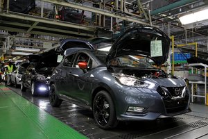 „Nissan“ žengia elekrifikacijos keliu: gerai pažįstamą modelį pavers elektromobiliu