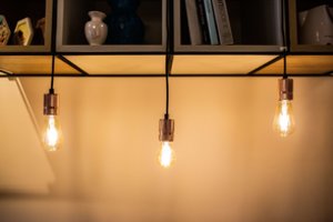 Tamsūs vakarai – ne priežastis išlaidauti: patarimai, kaip ženkliai sumažinti elektros sąskaitą