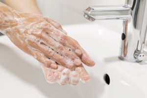Prasidėjus ligų sezonui, būtina prisiminti senas taisykles: kaip plauti rankas ir kada nelankyti senelių