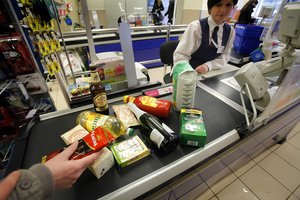 Įvertino siūlymą leisti parduoti pasibaigusio galiojimo maistą: įtaria – gali kenkti konkrencijai