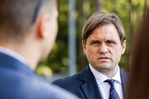 Piliečiams, dirbantiems su įslaptinta informacija, siūloma drausti vykti į pavojingas užsienio šalis