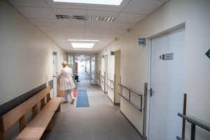 Gydytoja naudojasi pacientų naivumu? 40 eurų piniginėje neradusi telšiškė suprato – ją nori apgauti