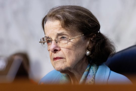 Mirė garsi JAV senatorė Dianne Feinstein