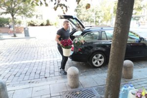 Nelegaliai prekybai gėlėmis Gedimino prospekte – geležinė tvarka: prižiūrėti pasamdė ir dvi elgetas