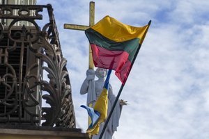 Gali nelikti prievolės per šventes kelti valstybės vėliavą prie namų, jei ten nuolat negyveni