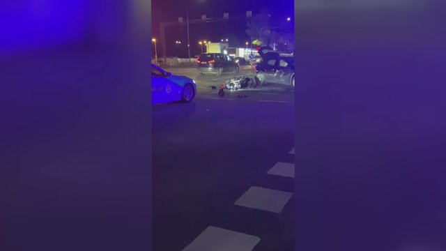 Vaizdai iš avarijos susidūrus lengvajam automobiliui ir motociklininkui: vyras išgabentas į ligoninę