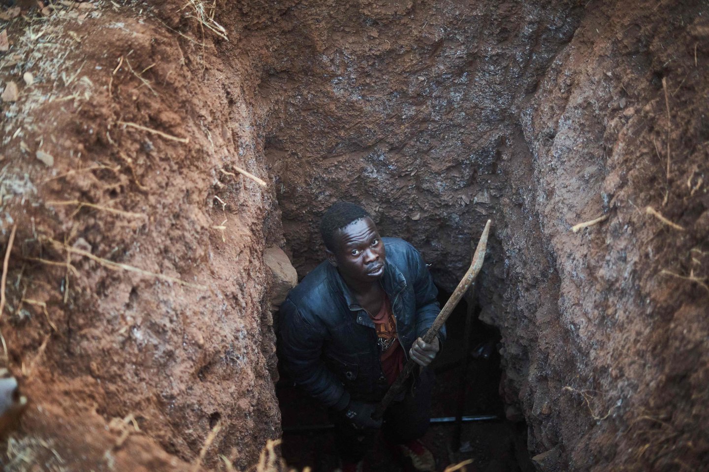 Tragedija Zimbabvės aukso kasykloje: sugriuvus šachtai neišvengta aukų.<br> AFP/Scanpix nuotr.