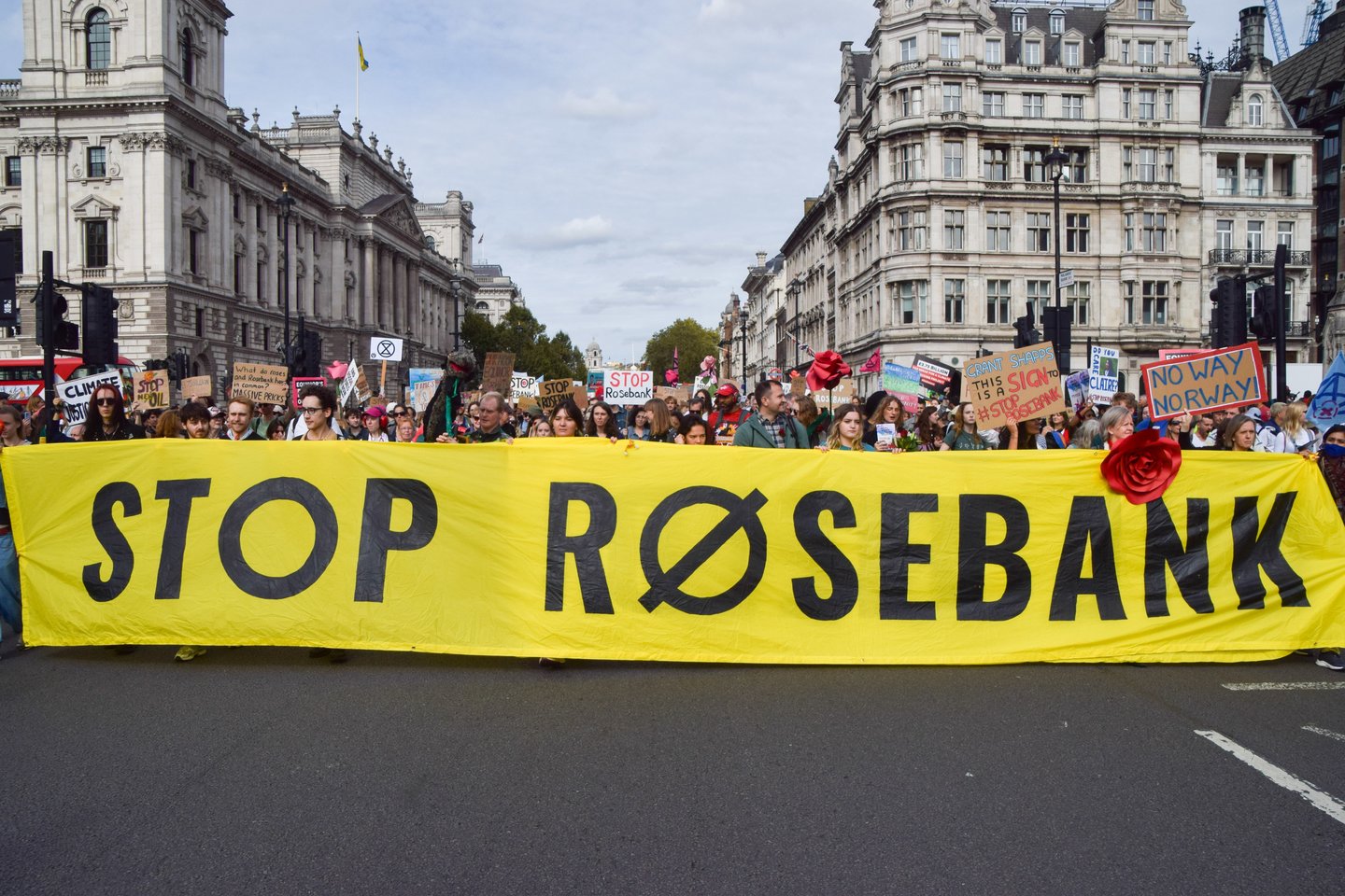 Londone – protestas prieš didžiulio naujo naftos telkinio eksploataciją. <br> ZUMAPRESS/Scanpix nuotr.