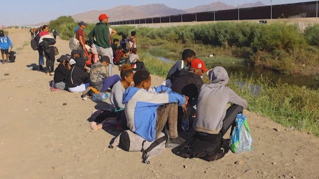 Migrantų grupės toliau plūstą į JAV: patys niekam nelinki tokios patirties
