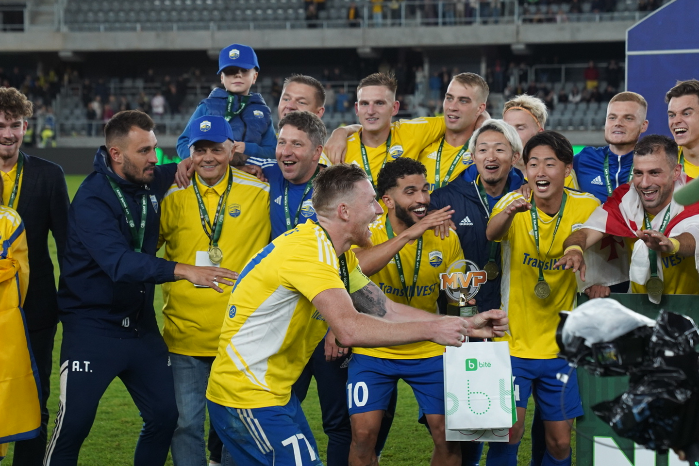 LFF taurės laimėtojai Vilniaus „TransINVEST“ ekipos futbolininkai.<br> G.Bitvinsko nuotr.