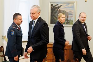 Dėl narkotikus vartojančių vaikų – pas G. Nausėdą „ant kilimėlio“: problema nekontroliuojama, būtina imtis kietųjų priemonių