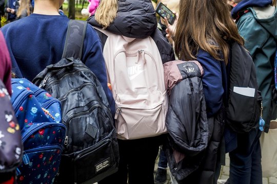Dėl narkotikų vartojimo mokyklose siūlo imtis rimtų veiksmų: padėtis tampa nekontroliuojama