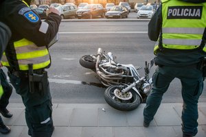 Kaune per motociklo ir automobilio avariją nukentėjo 3 žmonės: jie išgabenti į ligoninę