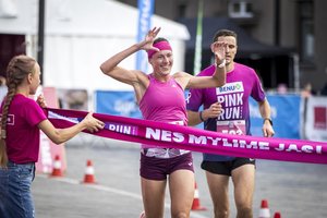 Unikaliame bėgime Kaune – tūkstančiai rožinių bėgikų ir rekordinė paramos suma