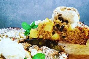 Kriaušių ir obuolių pyragas su riešutais: paruošti lengva, o skonis – puikus