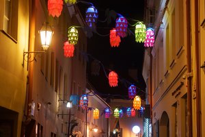 Atrakink stiklines Vilniaus duris: 607–ąjį gimtadienį švenčiantis Stiklo kvartalas kviečia ieškoti obuolio