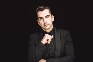 Alanas Chošnau pristato jautrią baladę „Tūkstantis žodžių“ ir kviečia į koncertus