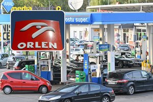 Lenkijos degalinėse – spūstys: opozicija teigia, kad „Orlen“ palaiko žemas kainas prieš rinkimus