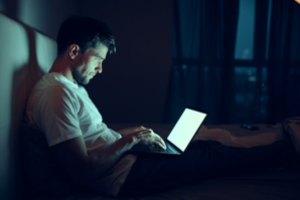 Tamsioji mėlynosios šviesos pusė ir jos įtaka miegui