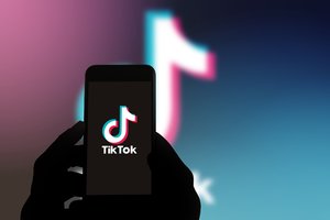 „TikTok“ įpareigojo turinio kūrėjus žymėti su DI sukurtą turinį: kodėl tai reikalinga?