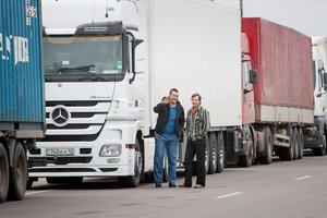 Lietuvos vežėjai įsiutę dėl dvigubų standartų: savus tarnybos „atskalpuoja“, o užsieniečiai lengvai prasprūsta su pažeidimais