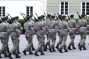 Papildomas dvi poilsio dienas siūloma suteikti ir kariams, auginantiems neįgalius vaikus