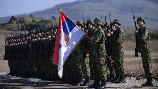 Nuo sienos su Kosovu atitraukiami serbų kariai: JAV vadina sveikintinu žingsniu
