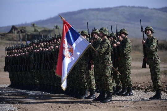 Nuo sienos su Kosovu atitraukiami serbų kariai: JAV vadina sveikintinu žingsniu
