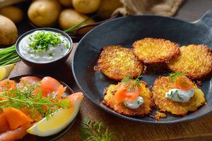 Bulviniai blynai su varškės padažu ir lašiša: nebus gėda ir svečią pavaišinti