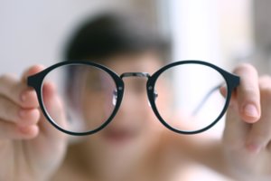 Geros žinios turintiems regos sutrikimų: įsigaliojo naujos kompensuojamųjų akinių lęšių bazinės kainos