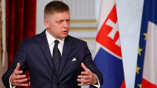 Slovakijoje rinkimus laimėjęs R. Ficas prabilo V. Putino žodžiais: šokiruotas Ukrainai tiesiamais kilimais