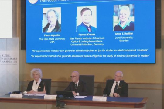 Paskelbti Nobelio fizikos premijos laureatai: apdovanojimus už elektronų tyrimo metodus laimėjo 3 mokslininkai
