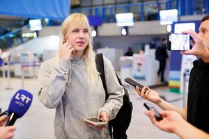 Į pasaulio plaukimo taurę išvykę lietuviai: R. Meilutytė tikisi įgauti naujų pamokų, o D. Rapšys tikino, kad su visais reikės draskytis