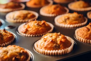 Morkų ir bananų keksiukai: paprasta, rudeniška ir gardu