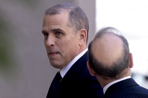 Dėl ginklo įsigijimo vartojant narkotikus kaltinamas J. Bideno sūnus teisme neigė savo kaltę