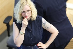 Seimo nariai nesutaria, kaip kovoti su narkotikų paplitimu mokyklose: vieni akcentuoja švietimo svarbą, kiti – policijos vaidmenį