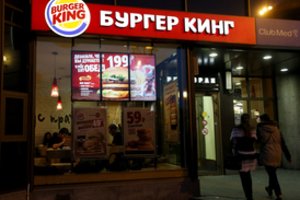 Pažadai pasitraukti iš Rusijos nuėjo vėjais – „Burger King“ ir toliau maitina rusus
