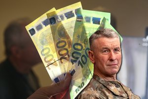 Po V. Rupšio skandalo nurodė, kas turi teisę į butpinigius: prie atlyginimo gali pridėti ir 616 eurų