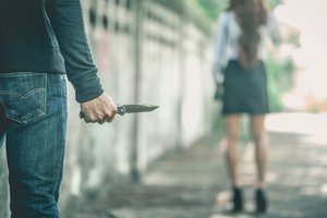 Košmaras sukrėtė visą miestelį: nuo įkyraus gerbėjo draugę gynusi moksleivė krito nuo jo peilio