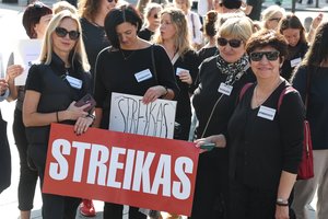 Mokytojų diena – su aitriu streiko prieskoniu: kai kurioms mokykloms šventės šiemet teko atsisakyti