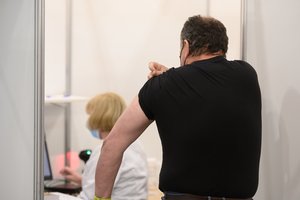 Medikai: gyventojai nuo gripo skiepijasi noriau nei nuo COVID-19