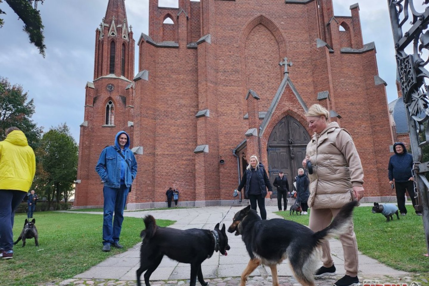 Rokiškyje į bažnyčią ir biblioteką – su keturkojais draugais.<br>Rokiškio „Sirena“ nuotr.