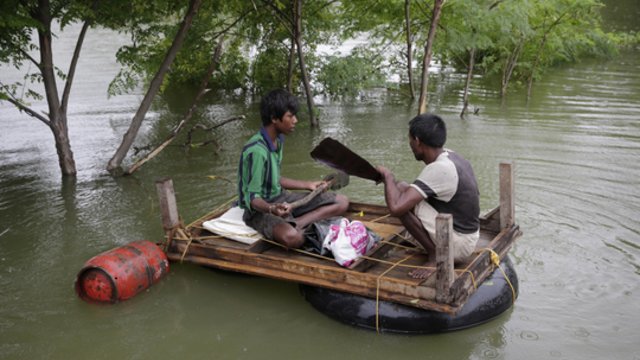 Indijoje išsiliejęs ledyninis ežeras sukėlė potvynį: dešimtys žmonių laiko dingusiais