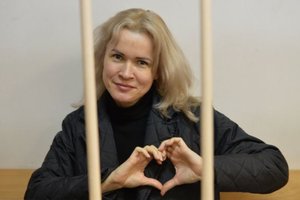 Įkalinta Rusijos žurnalistė pasiųsta į baudos izoliatorių dėl to, kad nualpo