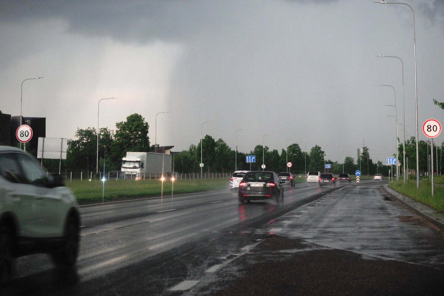 Iškritęs lietaus vanduo kaupiasi ant kelio, todėl išauga tikimybė patirti akvaplanavimą (akvaplaningą), kurio metu automobilis praranda sukibimą su kelio danga.<br>V.Ščiavinsko nuotr.