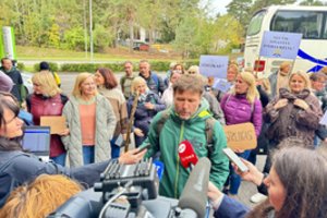 Pėsčiomis Vilnių pasiekęs A. Navickas įkvėpė streikuojančius kolegas: gatvėse – mokytojų kolona ir audringos praeivių reakcijos   