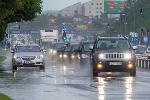 Vairuotojus ragina nežaisti loterijos kelyje: gausite baudą, rizikuojate savo ir kitų gyvybėmis
