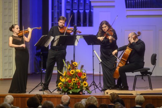 Sezoną Nacionalinės filharmonijos scenoje Valstybinio Vilniaus kvarteto  artistai pradėjo su svečiu iš Latvijos, pianistu Vestardu Šimkumi.<br>D.Matvejevo nuotr.