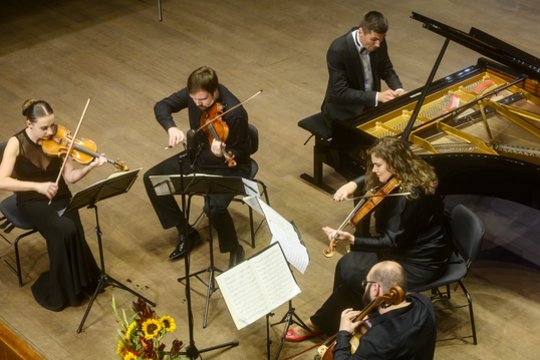 Sezoną Nacionalinės filharmonijos scenoje Valstybinio Vilniaus kvarteto  artistai pradėjo su svečiu iš Latvijos, pianistu Vestardu Šimkumi.<br>D.Matvejevo nuotr.